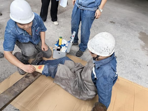 公司開展特種設(shè)備事故應(yīng)急演練活動(dòng)1.jpg 公司開展特種設(shè)備事故應(yīng)急演練活動(dòng)1.jpg